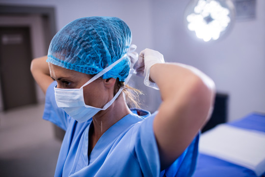 女护士在医院手术室系口罩