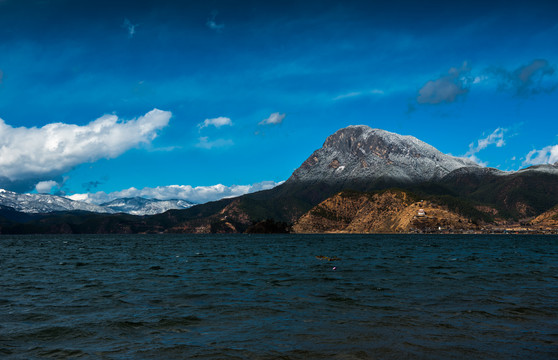 泸沽湖女神山