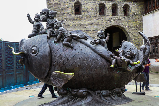 鲤鱼跃龙门雕像