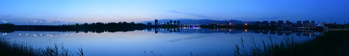 城市河畔傍晚全景图