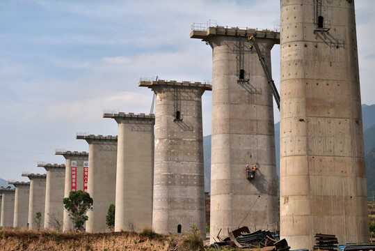 成昆铁路复线桥墩建设