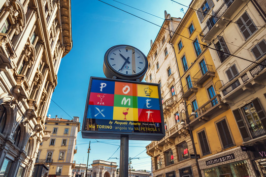 意大利米兰街头指示标志时钟