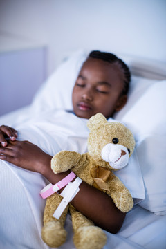 病人在医院和泰迪熊睡觉