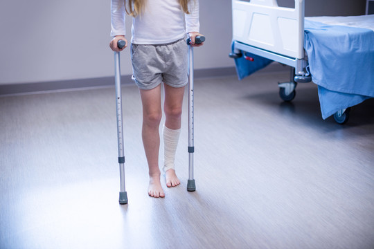 在医院病房拐杖行走的女孩