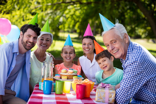多代家庭在公园庆祝生日聚会快乐