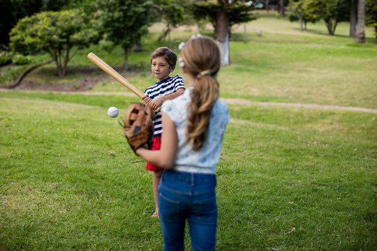 公园里打棒球的可爱女孩