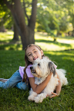 公园里养狗的女孩的肖像