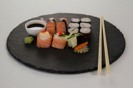 白底黑石板上的一套什锦寿司