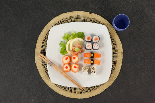 寿司垫上用筷子端的什锦寿司套装