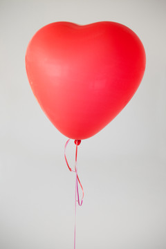 心形红气球的特写