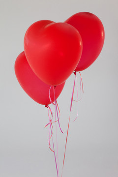 心形红气球的特写