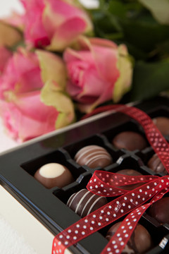 白底玫瑰和什锦巧克力盒