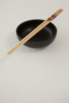 白底碗上的一双筷子