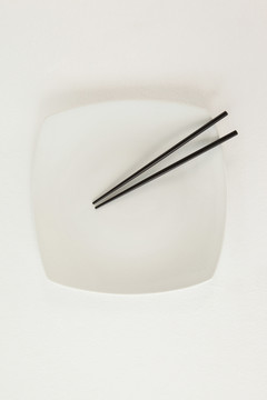 白底盘子上的一双筷子
