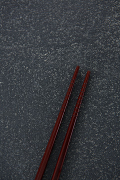 石板上棕色筷子的特写