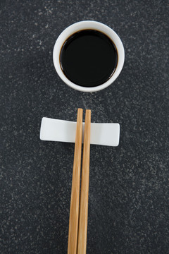石头桌上筷子和酱油的特写镜头
