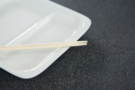 竹筷和碟子特写