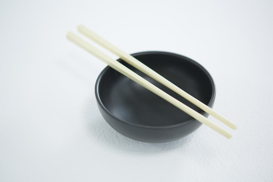 竹筷和碟子的特写