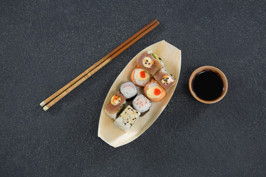 带筷子的寿司托盘俯视图
