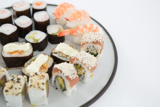 盘子里各种寿司的俯视图