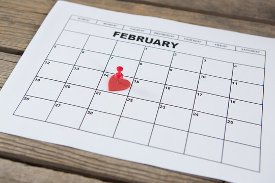 红色心形放在2月14日的日历上