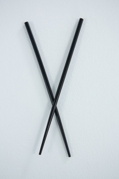 筷子上的红筷子放在白底上