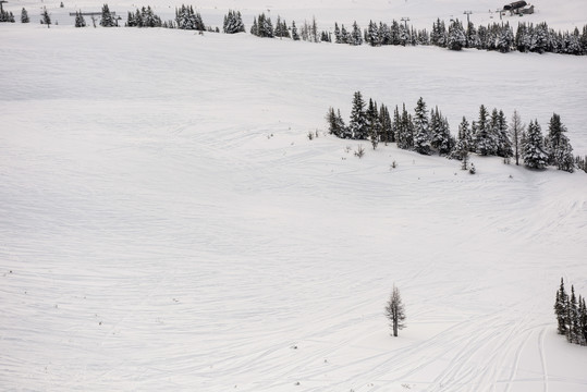 冬季滑雪场的空滑雪缆车