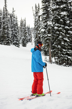 滑雪者在准备滑雪时调整太阳镜