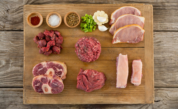 木底木托盘上的肉和香料品种
