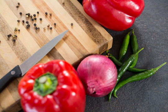 木板上的蔬菜和刀具