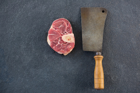 生牛肉和刀