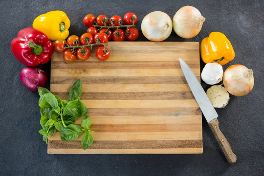 木板上的蔬菜和刀
