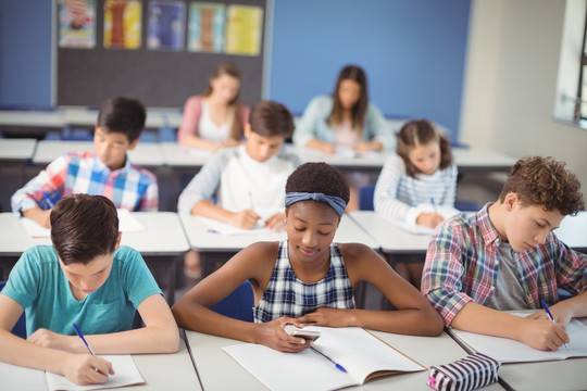 在校学生在教室学习