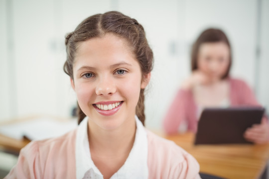 课堂上从事电子工程的女学生