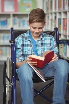 残疾男生在学校图书馆选书