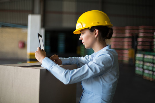工厂女职工站在平板电脑前的照片