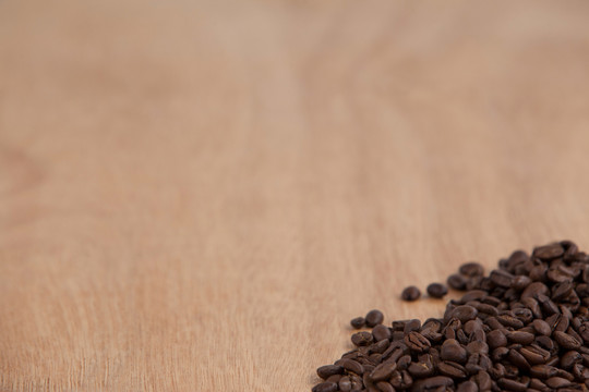 木桌上的烤咖啡豆