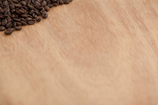 木桌上的烤咖啡豆