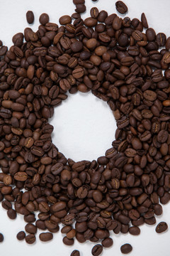 咖啡豆形成的甜甜圈图案