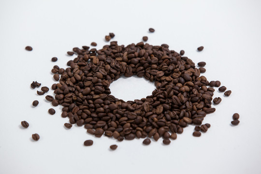 咖啡豆形成的甜甜圈图案