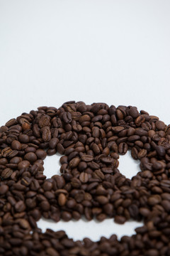 咖啡豆形成的笑脸图案