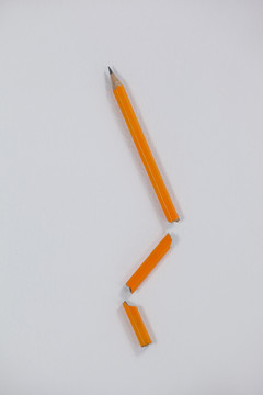断裂的铅笔