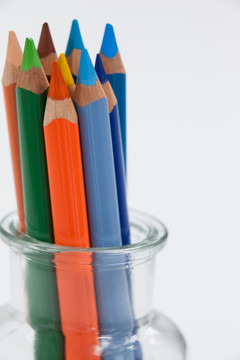 玻璃罐中彩色铅笔的特写