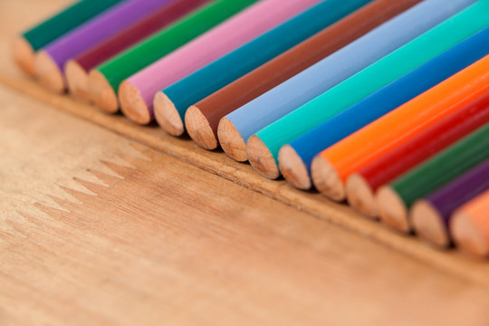 木桌上的一排铅笔