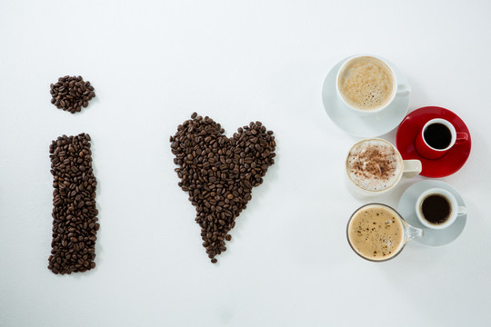 黑咖啡和咖啡豆
