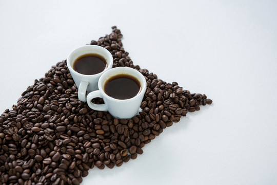 咖啡豆和咖啡杯组成的图案
