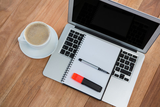木桌上的咖啡和笔记本电脑