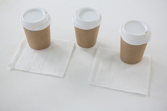 咖啡杯和餐巾纸