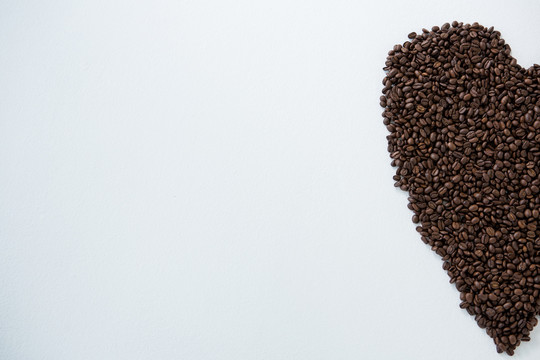 形成心形的咖啡豆