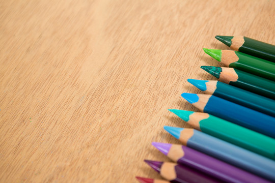 木桌上的彩色铅笔特写